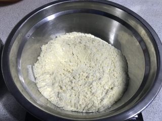 3、电饭煲+玉米面发糕,搅拌一下。