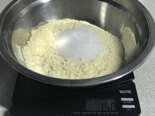 4、电饭煲+玉米面发糕,加入砂糖30克。