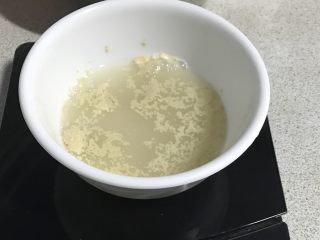 6、电饭煲+玉米面发糕,酵母3克,水120克。