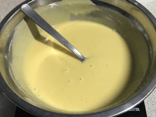 8、电饭煲+玉米面发糕,搅拌均匀。