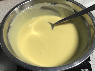 9、电饭煲+玉米面发糕,搅拌到完全没有面粉疙瘩。