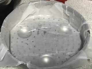 10、电饭煲+玉米面发糕,蒸帘比电饭锅内胆小一圈,包上油纸,刷一层油。