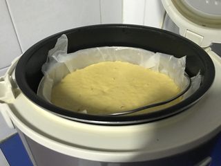16、电饭煲+玉米面发糕,插上电。