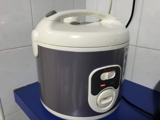 18、电饭煲+玉米面发糕,盖上盖子,启动煮饭模式。