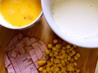 1、玉米蛋饼,准备食材，鸡蛋加盐打散，如果想吃嫩一点的蛋，加一点点水。