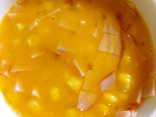 2、玉米蛋饼,将玉米粒和火腿加到打好的蛋液中，可以放任意自己喜欢的食材在蛋液中