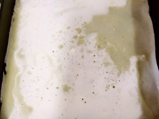 3、玉米蛋饼,中火????煎饼皮，如果第一次做，可以火再小一点，不容易出错。双面煎好后，取出备用。