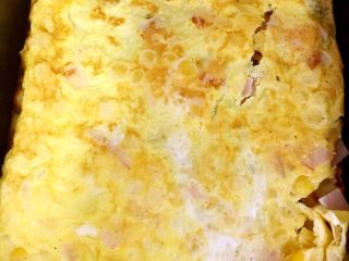 5、玉米蛋饼,30秒左右翻过来看看，蛋熟了就可以出锅了