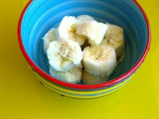 2、宝宝辅食(香蕉米糊),香蕉去皮切段儿放入碗内；