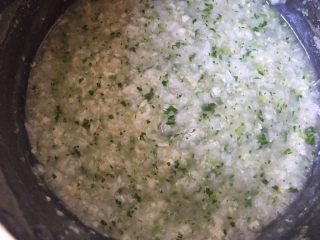 11、油菜鳕鱼蛋黄粥,粥此时就煮好了。