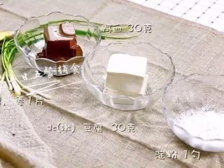 1、鸭血豆腐汤,食材准备好。