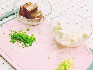 2、鸭血豆腐汤,豆腐切小块，鸭血切小块，葱白和葱叶分开来切碎。