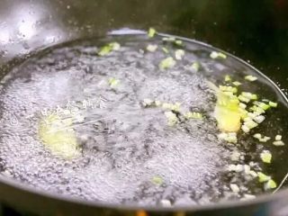 5、鸭血豆腐汤,闻到香味加一小碗水煮开。