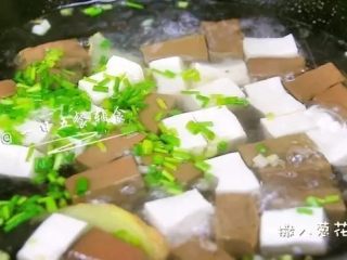 6、鸭血豆腐汤,水开后放入豆腐和鸭血，加葱叶，煮开后中小火炖3分钟。