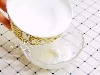 7、鸭血豆腐汤,2勺水加入淀粉中，调成水淀粉。