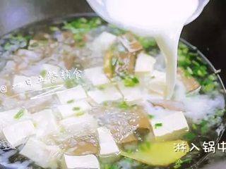 8、鸭血豆腐汤,画圈淋入锅中，将汤勾芡成羹。