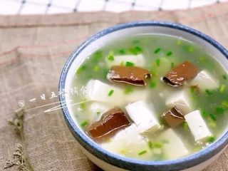 9、鸭血豆腐汤,这道营养汤羹，可补充人体的钙、铁和蛋白质，营养丰富，色泽鲜艳，鲜美有食欲，是老少皆宜的家常营养汤羹。