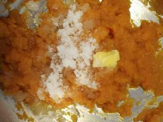 1、南瓜饼,1.南瓜蒸熟后趁热捣烂，根据自己口味放入白糖和一小块黄油拌匀