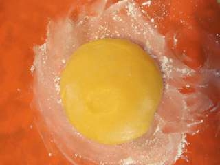 2、南瓜饼,2.分多次加入糯米粉和栗粉，比例随意，拌匀，最后成不粘手面团