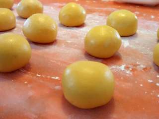 3、南瓜饼,3.分成等份剂子，搓圆备用（想吃有馅料的自备馅料包裹，正巧我们家没有所以我没放，我都是家里有啥做啥的）