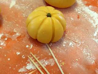 4、南瓜饼,4.请出神器——牙签一根，按图在剂子上压出南瓜纹路，放颗绿豆或任何类似的豆豆，没有的葡萄干也行，这个发挥大家想象力和创造力物尽其用就行