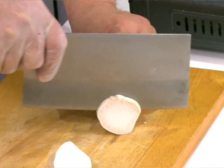 1、酥炸鮑菇夾,杏鮑菇斜切成約0.6公分厚的蝴蝶片。