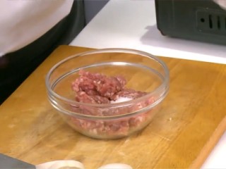 2、酥炸鮑菇夾,豬絞肉加入蔥花、薑末和調味料A拌勻成肉餡。