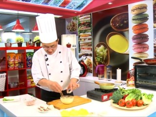 4、酥炸鮑菇夾,脆酥粉加入適量的水調勻成稀粉漿後，再加入1大匙沙拉油拌勻備用。