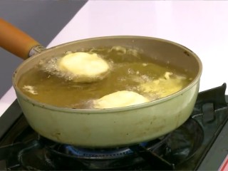 5、酥炸鮑菇夾,取鍋，加入半鍋油，燒熱至約160℃，將作法3的杏鮑菇先沾裹上作法4的粉漿後，放入­油鍋中以小火炸約5分鐘至酥脆，撈起瀝油後盛盤。