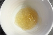 8、丝绒乳酪慕斯,3只蛋黄加50克细砂糖打发至浓稠。70克水和70克细砂糖煮至沸腾