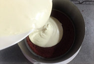 13、丝绒乳酪慕斯,取一片蛋糕片放入慕斯圈中，倒入一层慕斯液，略冷藏待基本凝固