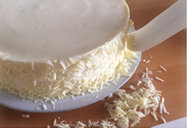 16、丝绒乳酪慕斯,冷藏凝固的慕斯用吹风机在四周加热后脱模，趁四周的慕斯略有融化，用刮刀将白巧克力铲起沾在四周