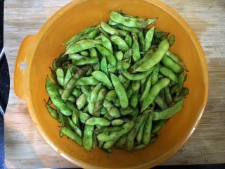 1、超满足便当(32),买的毛豆 放冰箱放的变了颜色 多洗几次 搓掉绒毛上的脏东西