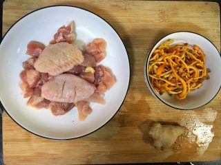 2、超满足便当(32),鸡翅中划两刀好腌制入味 虫草花洗净