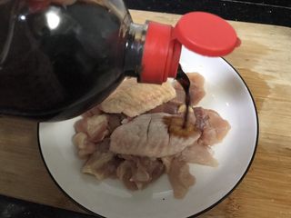 3、超满足便当(32),倒入两勺生抽