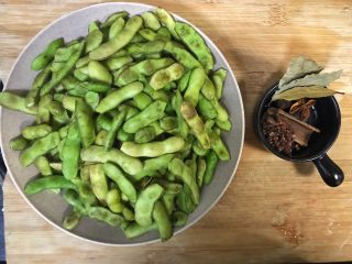 6、超满足便当(32),洗净 剪去两头的毛豆