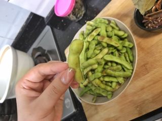 7、超满足便当(32),洗看一下 就是剪去两头的尖角 这样方便入味