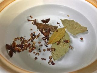 9、超满足便当(32),放入花椒八角 桂皮 香叶