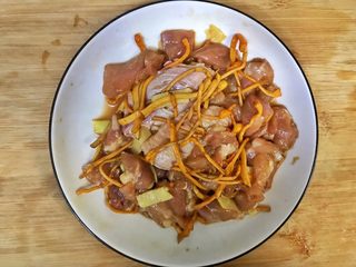 13、超满足便当(32),把虫草花拌进鸡肉里 放入姜片 放到电饭煲里 和米饭一起蒸