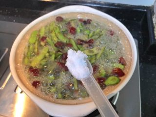 14、超满足便当(32),毛豆再次煮开后 放四勺盐 搅拌均匀 中火再煮10分钟