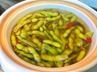 16、超满足便当(32),毛豆十分钟后关火 盖盖子再焖15分钟以上 最好泡到水量 因为嘴馋 我跑十五分钟就捞出来吃了????????