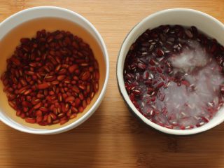 3、赤小豆鲫鱼豆腐汤-带带,赤小豆用清水浸泡8-12小时或放入冰箱洗净结冰待用；