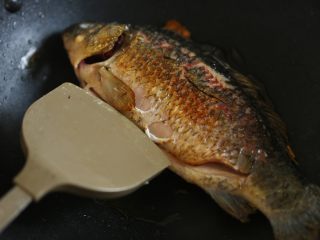 9、赤小豆鲫鱼豆腐汤-带带,倒入料酒、蒜去腥；