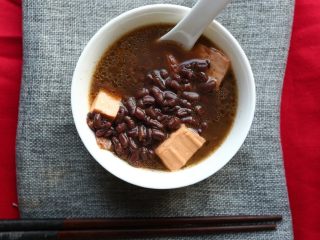 15、赤小豆鲫鱼豆腐汤-带带,鲫鱼，豆腐，赤小豆三者结合健脾去湿、利尿消肿，和中开胃，更有助于排出体内积存的湿邪预防湿邪带来的脾胃运化不佳、食欲不振、消化不良等。