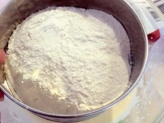 3、经典八寸裸胚蛋糕,依次筛入低粉和可可粉，慢慢翻拌均匀，请注意不要来回搅动以免消泡