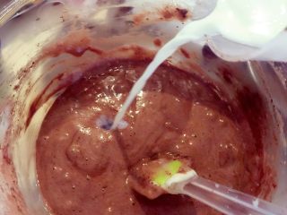 5、经典八寸裸胚蛋糕,再过筛可可粉慢慢翻拌，接着依次加入牛奶和色拉油