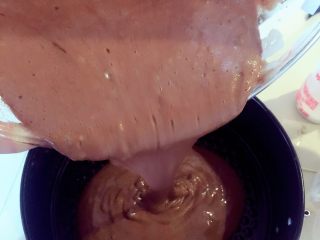 6、经典八寸裸胚蛋糕,倒入八寸模具中，再举起离桌子二十公分左右坠落振出大气泡，两次即可