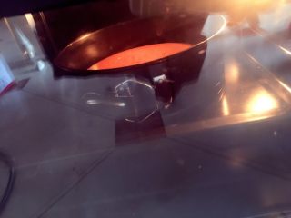 7、经典八寸裸胚蛋糕,放入预热好的烤箱（160度），烘焙档160度35分钟，用牙签试探蛋糕体不沾牙签即可，注意：这款裸胚蛋糕需要三个这样的蛋糕胚