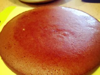 8、经典八寸裸胚蛋糕,从烤箱拿出再振下，放置不烫手即可脱模