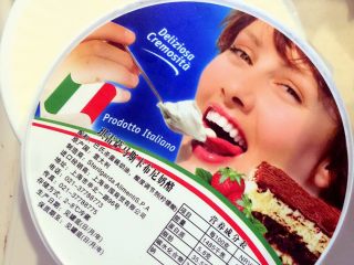 9、经典八寸裸胚蛋糕,打发奶油芝士到发白软化，加入糖粉和淡奶油充分融合打发，再加入适量香草精或香草膏